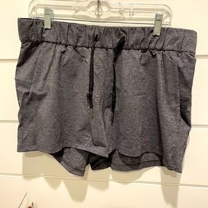 Lululemon stroll at sunset 3” short